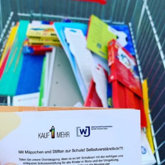 „Kauf1Mehr“: Wirtschaftsjunioren sammeln Schulmaterialien für einen gelungenen Schulstart