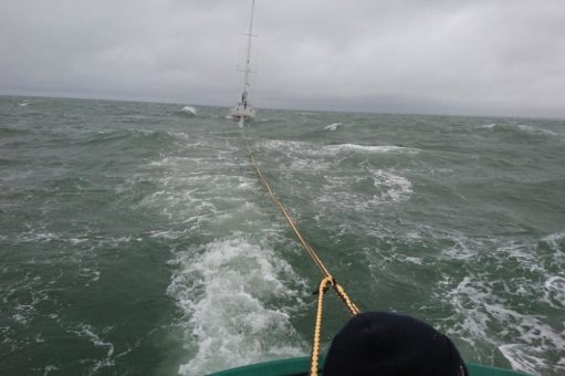 Erster Einsatz des neuen Seenotrettungskreuzers SK 42 für manövrierunfähige Segelyacht vor Darßer Ort