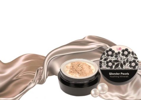 Münchner Kosmetikspezialist veredelt einen Mineralpuder mit Perlenpulver und Seide als perfektes Mineral-Make-Up