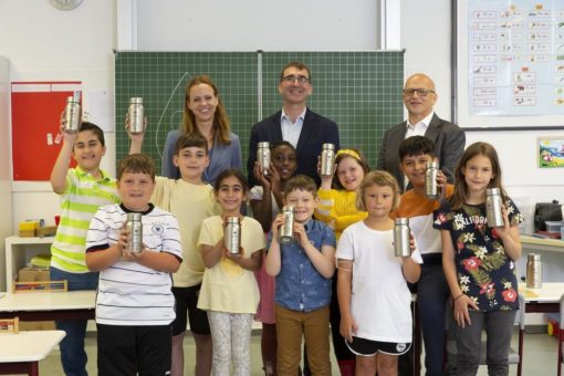 Stadtwerke Hanau spendieren Eichendorffschule 250 Thermos-Trinkflaschen