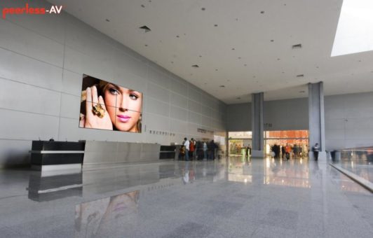 Displays im Hotel – clevere Halterungslösungen für verschiedenste Anwendungen