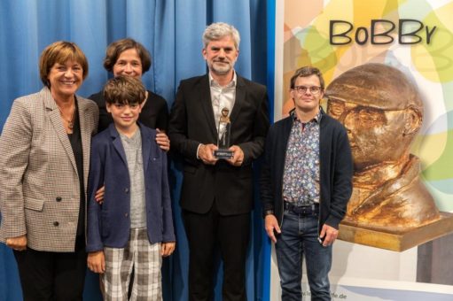 Lebenshilfe zeichnet Florian Jaenicke und Sandra Maischberger mit dem BOBBY aus