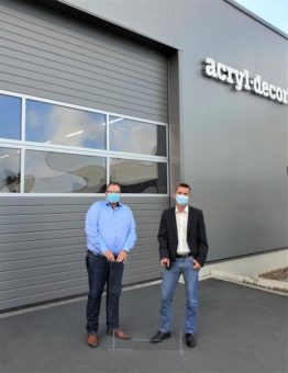 Unterstützung beim Schulstart: acryl-decor spendet Hygienetrenner an Espelkamper Grundschulen