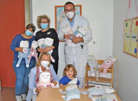 Münsteranerin Annette Moormann überreichte Kuschelkissen und Geldspende an das Clemenshospital