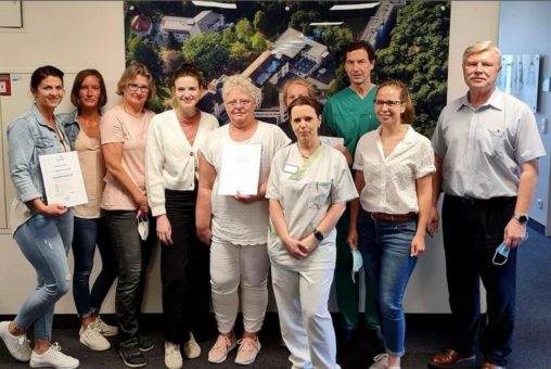 Für einen guten Zweck – Mitarbeiter des Krankenhauses Waldfriede laufen einmal um den Globus