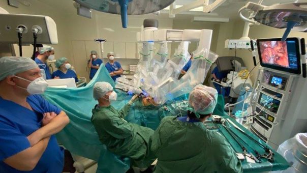 Erste roboter-assistierte Operation im Krankenhaus Waldfriede