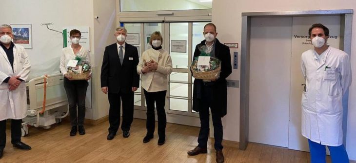 Politik dankt Personal im Krankenhaus Waldfriede