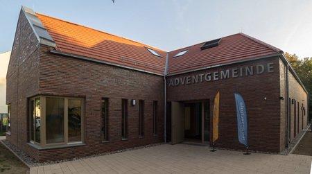 Greifswald: Nach Brandanschlag neues Kirchengebäude der Adventisten eingeweiht
