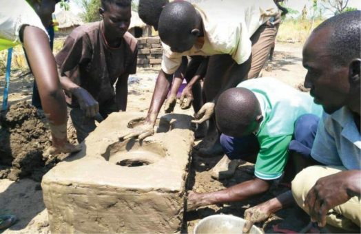 Entwicklungszusammenarbeit: 3.200 energiesparende Lehmöfen für Uganda