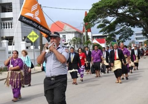 Inselstaat Tonga: adventistische Parade stoppt Verkehr
