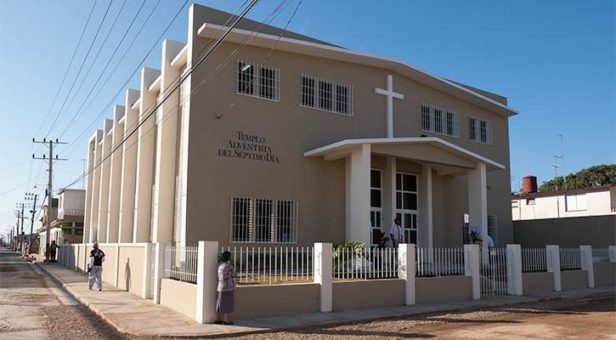 Kuba: Adventgemeinde stellt Nachbarn gereinigtes Wasser zur Verfügung