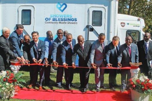 New York: Adventisten weihen Duschwagen für Obdachlose ein