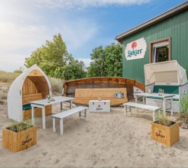 In Uwes „Alte Fischhalle“: Lübzer sorgt für unbeschwerte Momente auf Usedom