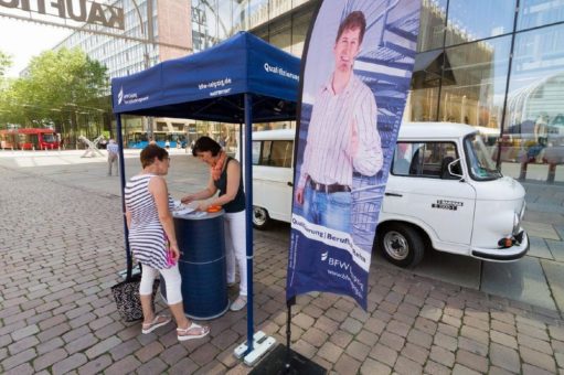 Der weiße BARKAS kehrt zurück – Infostand zur beruflichen Rehabilitation in Chemnitz