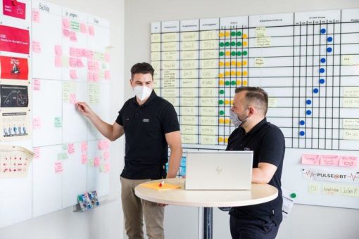 Mitarbeitende gestalten Transformation: Digitale Qualifizierung bei Audi nimmt weiter Fahrt auf