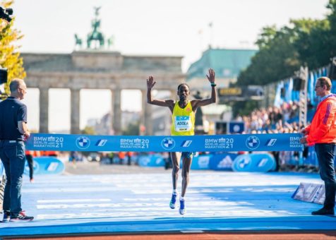 Guye Adola und Gotytom Gebreslase gewinnen den BMW BERLIN-MARATHON beim 10. Jubiläum von BMW als Titelpartner