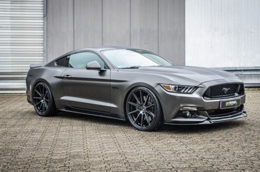 Große Ultralight Project 2.0 am individuellen Muscle Car Ford Mustang GT