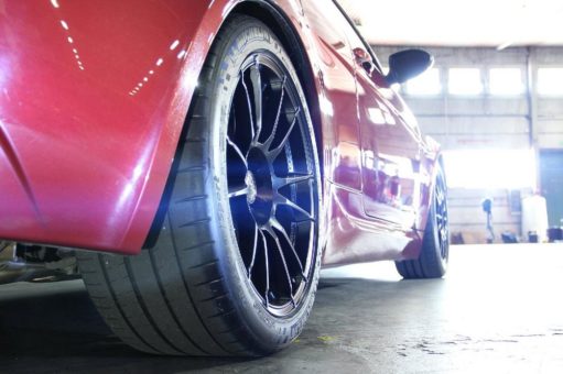 Tiefer BMW M6 E63 mit 19-Zöllern und Supersprint-Abgasanlage