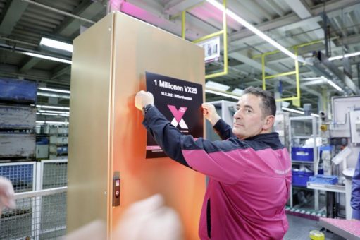 Rittal feiert seinen millionsten VX25 – und seine Mitarbeiter