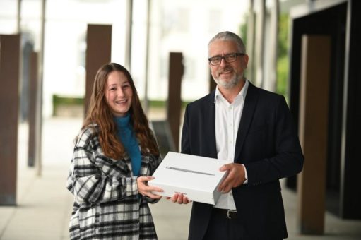 Glückliche Gewinnerin eines MacBook Air