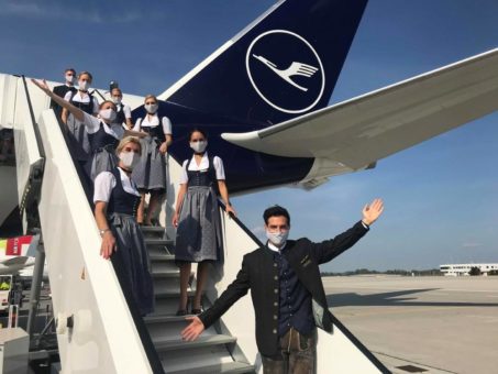 Lufthansa Trachtencrew hebt ab