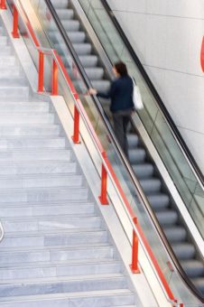 Rolltreppe – große Gefahr für kleine Kinder