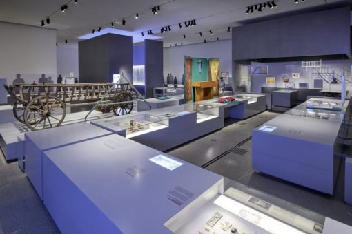 Gegen das Vergessen: hochwertige Museumseinrichtung aus Mineralwerkstoff in Berlin