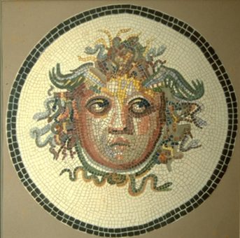 Medusa in Papier geformt