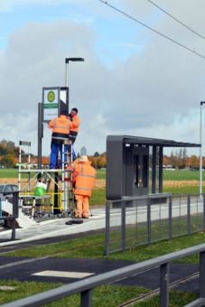 Fertige Haltestellen, Baumpflanzung und erste Testfahrten