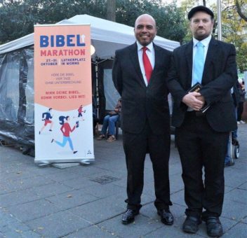 Nonstop-Lesen bis zum Reformationstag: Bibelmarathon in Worms gestartet