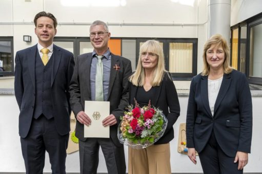 Bundesverdienstkreuz für 30 Jahre engagierte Entwicklung des medizinischen Kinderschutzes
