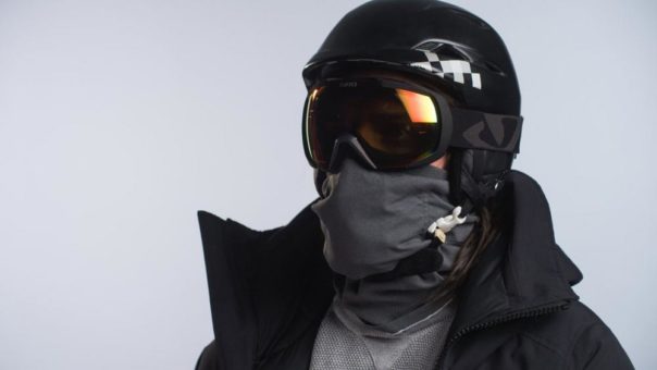 Auf die Piste – Maske – los: Der Patrol Halsschlauch mit auswechselbarem FFP2-Filtersystem ist die bequeme und sichere Option für alle Wintersportler