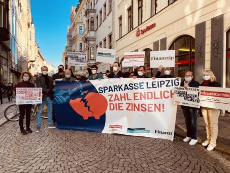 Protestaktion zum Weltspartag:  „Zahlt Sparern endlich ihre Zinsen!“