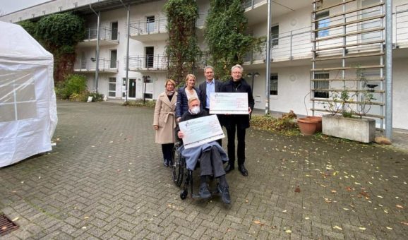 „Düsseldorf teilt“ und Ev. Emmaus-Kirchengemeinde helfen Seniorinnen der Graf Recke Stiftung