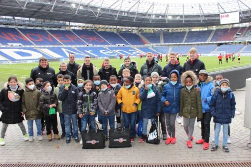 Per Mertesacker Stiftung, reifen.com und TSV Havelse laden sozial benachteiligte Kids in die HDI Arena ein