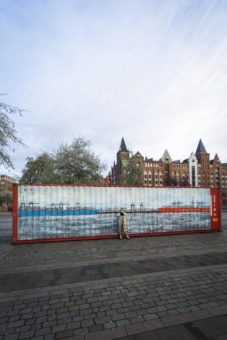Message on a box von Jeannine Platz: Neuer Heimathafen für Kunst-Container nach 18-monatiger Weltreise
