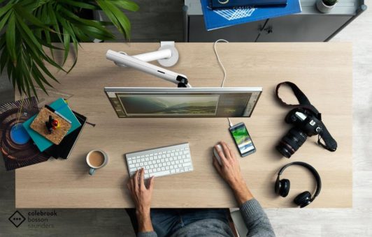 Machen Sie reinen Tisch! Monitorhalterungen schaffen Platz