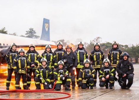 Einsatzkräfte absolvieren Grundlehrgang Flugzeugbrandbekämpfung