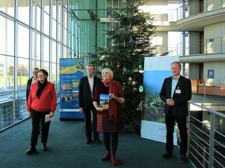 Weihnachtsbaum aus dem Naturpark Dahme-Heideseen schmückt den deutschen Bundestag