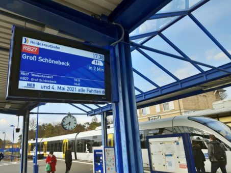 Neue Anzeigetafeln am Bahnhof Basdorf zeigen die Auslastung der Züge in Echtzeit an