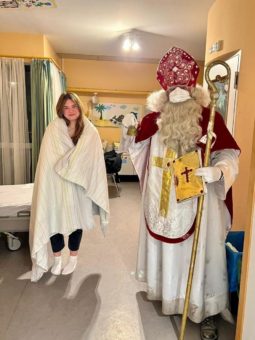 Nikolaus zu Besuch in der Klinik für Kinder und Jugendliche des Sana Klinikums Hof