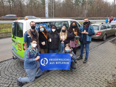 Adventistische Pfadfinder aus Darmstadt geben Friedenslicht weiter
