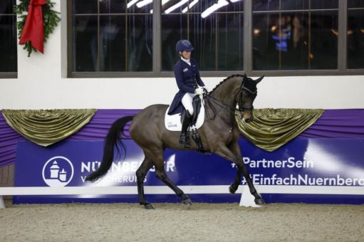 Als letzte Starter auf Platz Eins: Helen Langehanenberg gewinnt die Einlaufprüfung zum Finale um den NÜRNBERGER BURG-POKAL 2021