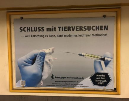 Plakataktion „Schluss mit Tierversuchen, weil Forschung es kann!“