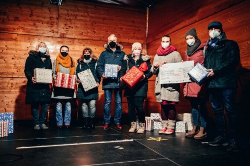 Spendenaktion und Geschenkübergabe erfreuen Kinderherzen