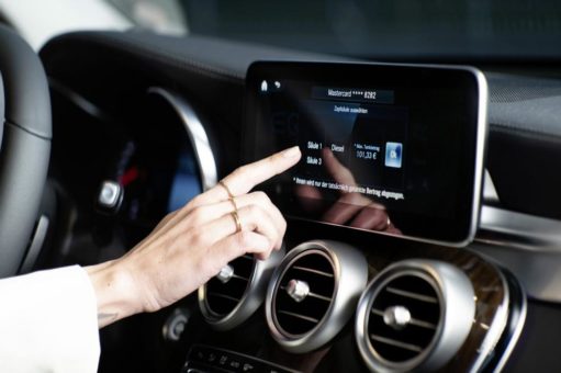 Neuer Dienst Mercedes me „Fuel & Pay“ ermöglicht kontaktloses und komfortables Bezahlen direkt an der Zapfsäule