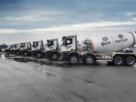 Großauftrag für Daimler Trucks in Russland: Partner Group erhält 100 Mercedes-Benz Arocs