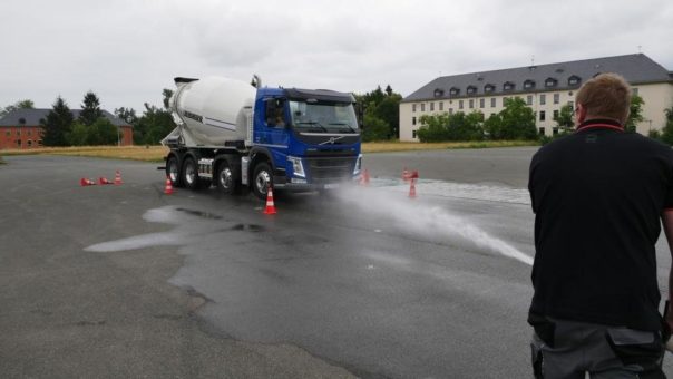Volle Fahrt in die Zukunft – Volvo Trucks fördert Berufskraftfahrertraining
