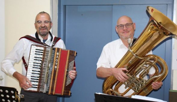 Das Duo A und O bringt Musik ins DRK-Krankenhaus Biedenkopf