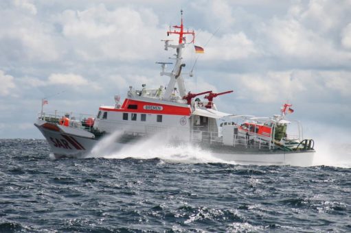 Nächtlicher Einsatz bei Fehmarn: Seenotretter bei Suche nach Angelboot erfolgreich